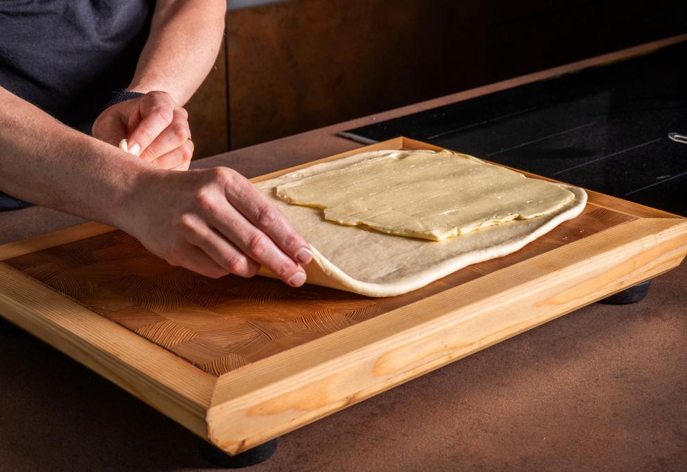 Den Germteig mit der Butterplatte belegen