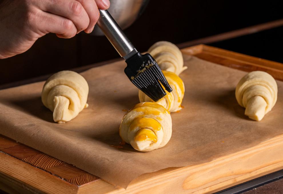 Die Croissants vor dem Backen mit Ei bestreichen