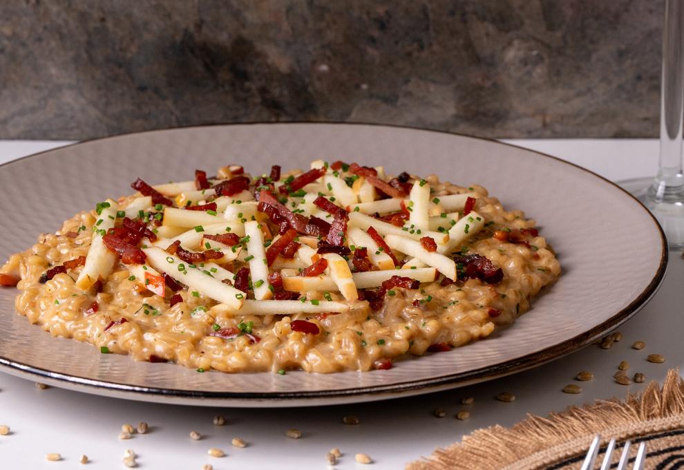 Gerstenrisotto mit Speck und Äpfeln