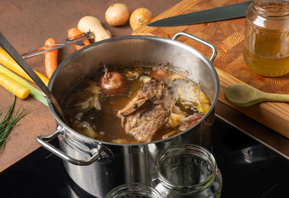 Knochenkraftsuppe