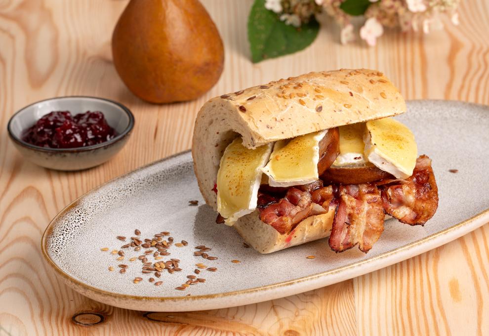Leinsamenbaguette mit Brie, Birne und Speck