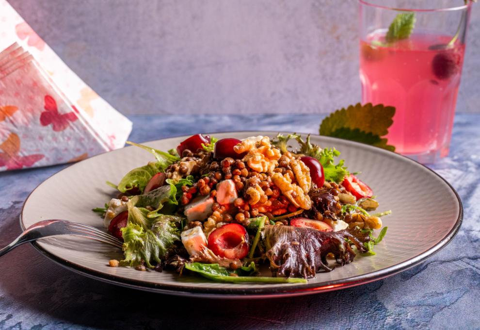 Linsensalat mit Ziegenkäse und Kirschen