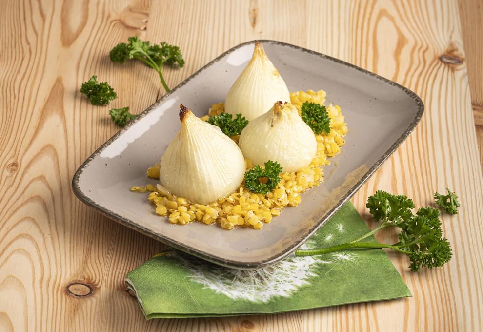 Gefüllte Feta-Zwiebeln auf Zitronenlinsen