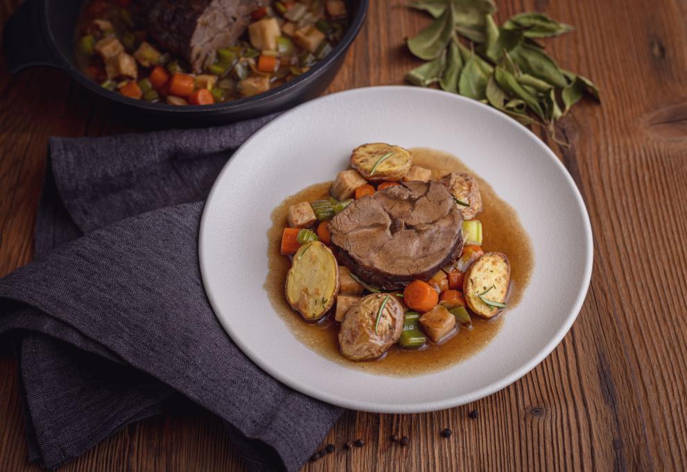 Geschmorter Lammrollbraten mit Gemüse