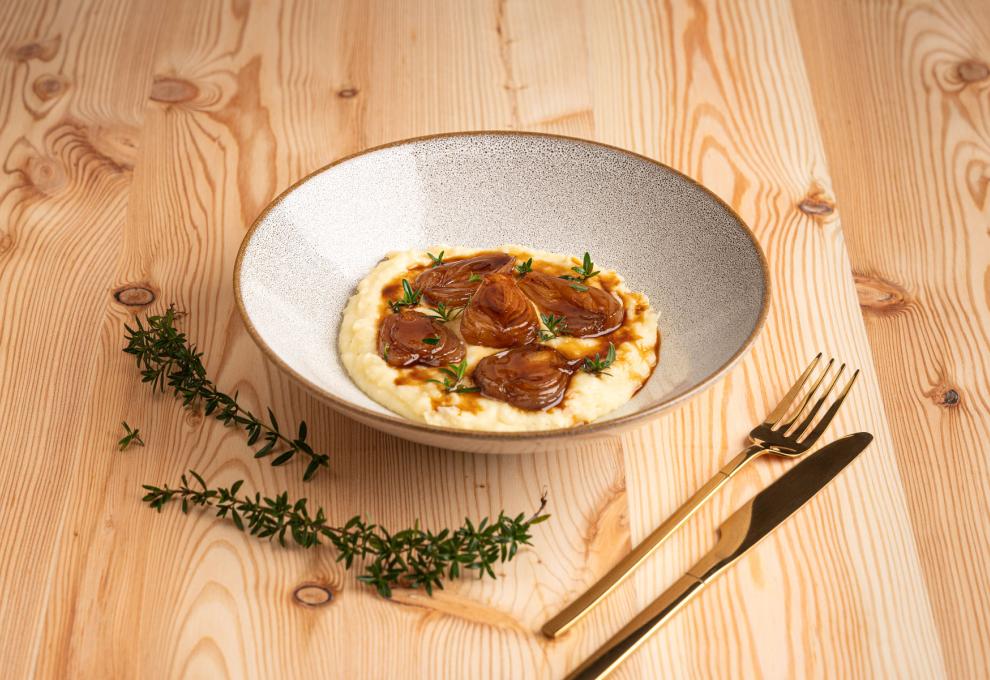 Glacierte Miso-Zwiebeln auf Nussbutterpüree