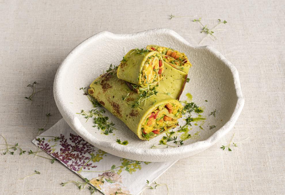 Grüner Wrap mit Gemüse und Hummus