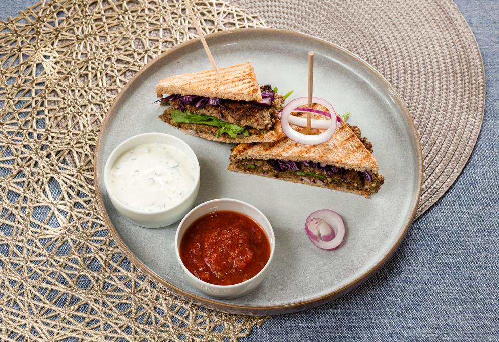 Hafer-Pilz-Laibchen als Club-Sandwich