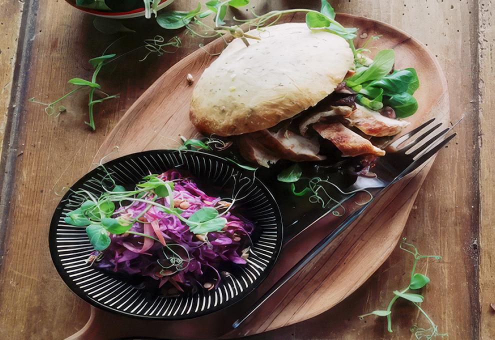 Hendlburger mit gebratenen Shiitakepilzen