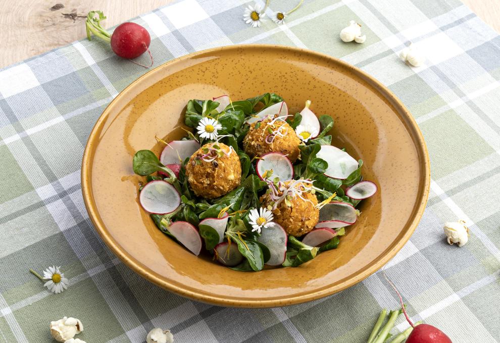Popcorn-Mais-Bällchen mit Vogerlsalat