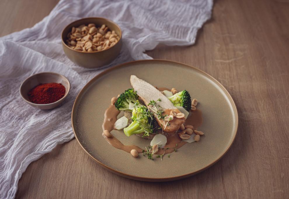 Erdnusshuhn mit Quinoa und Brokkoli