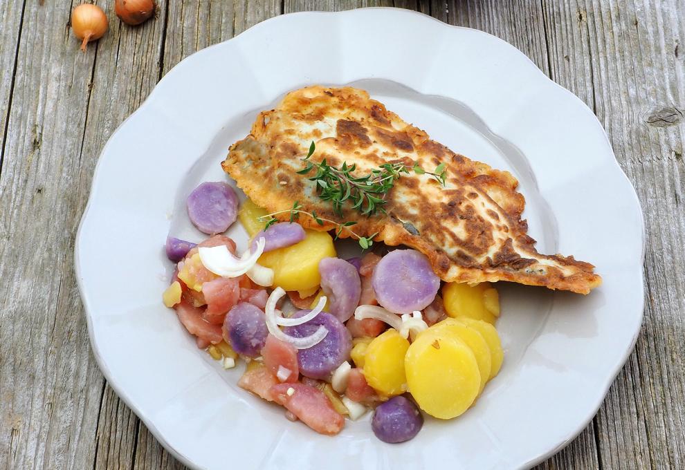 Fisch im Backteig mit buntem Erdäpfelsalat