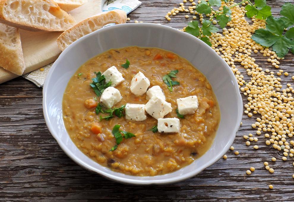Gelbe Linsensuppe mit Käsewürfeln