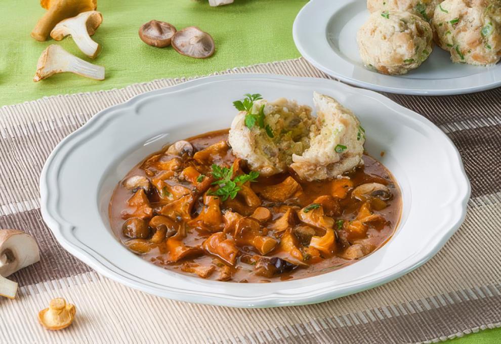 Schwammerlgulasch mit Semmelknödel