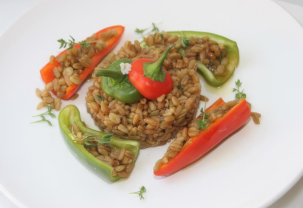 Mit Grünkernrisotto gefüllte Paprika