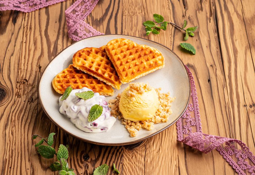 Grammeleis mit Waffeln