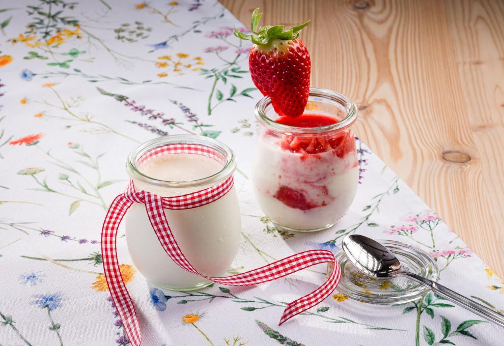 Naturjoghurt und Früchtejoghurt