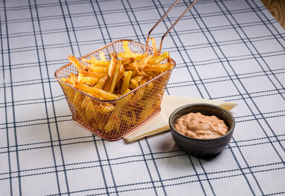 Pommes aus dem Airfryer mit Joppiesauce