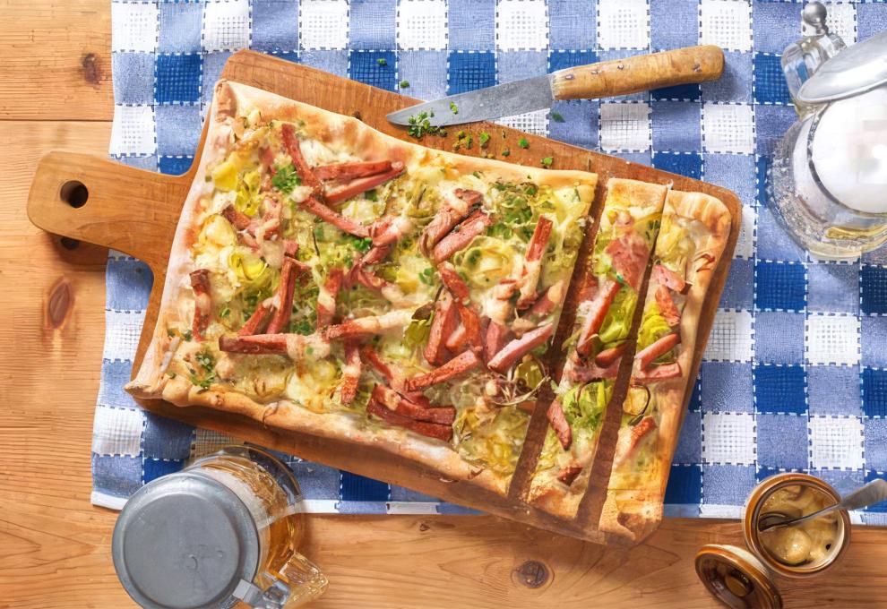 Wiesn Flammkuchen mit Leberkäse