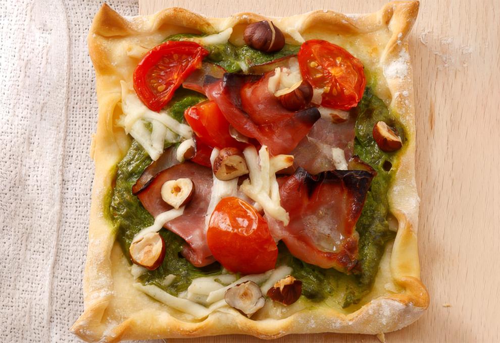 Flammkuchen mit Schinken und Rucola