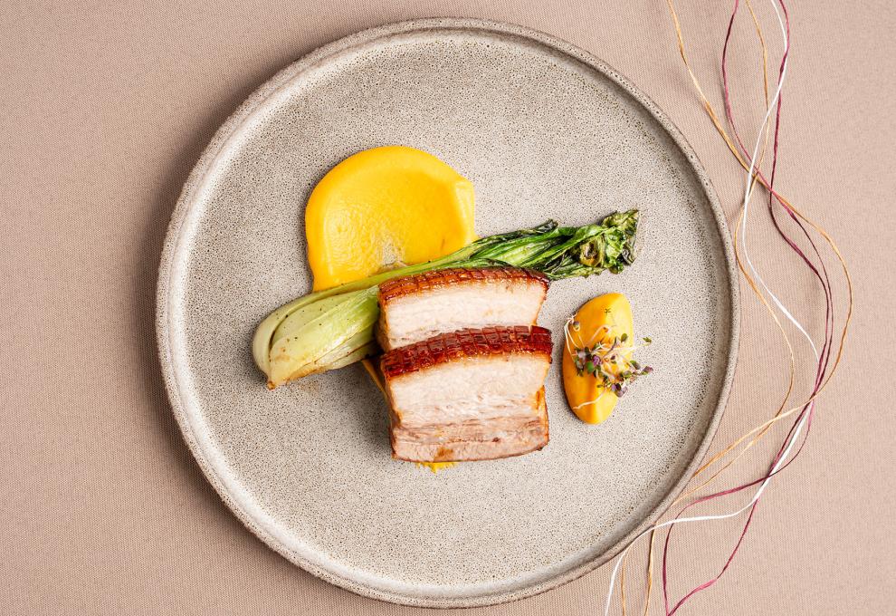 Knuspriger Schweinebauch mit Wurzelgemüsepüree und Pak Choi