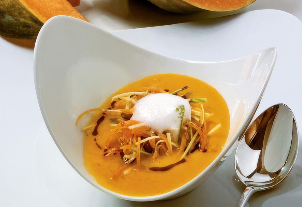 Kürbiscremesuppe mit Gemüsestroh