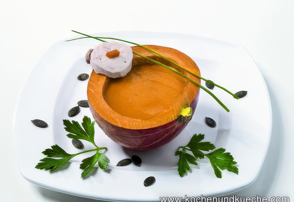 Kürbissuppe mit Wallerlaibchen