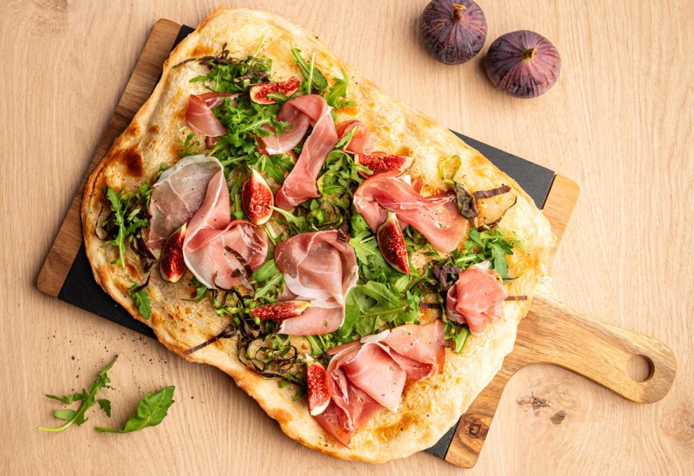 Flammkuchen mit Feigen und Rohschinken