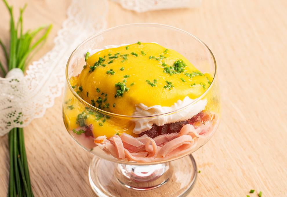 Pochiertes Ei im Glas mit Sauce hollandaise