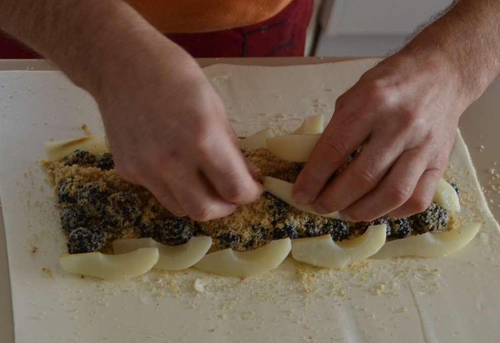 Birnenstücke werden auf Fülle gegeben.