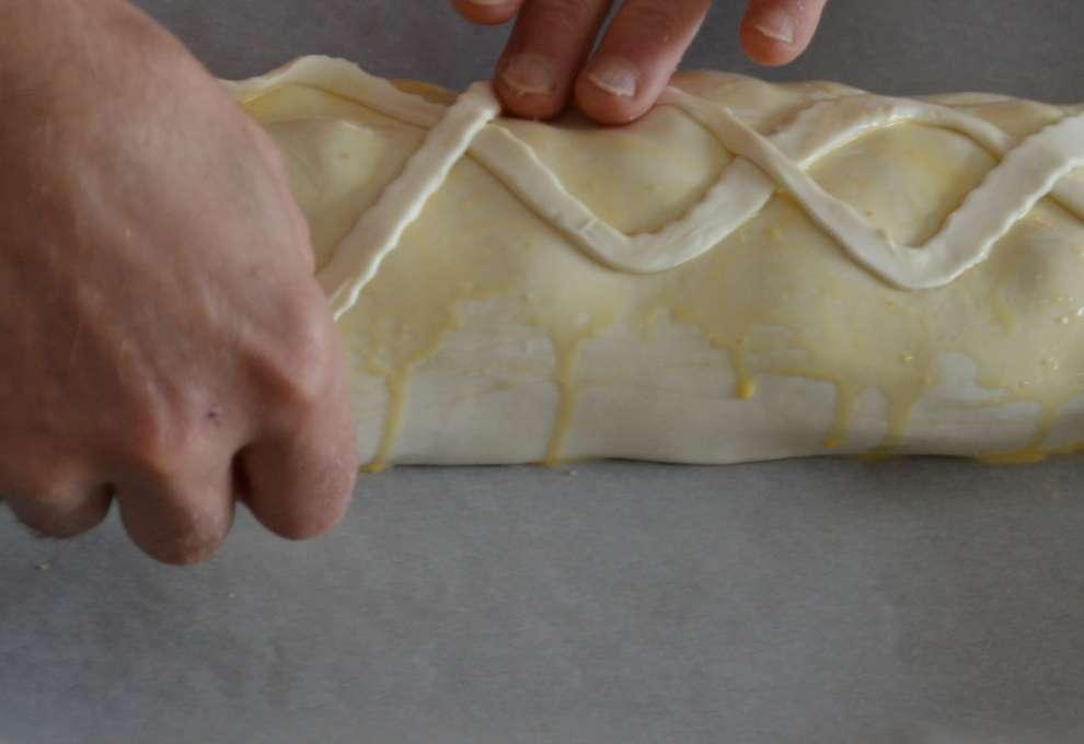 Blätterteigstrudel  wird mit Teigresten verziert.