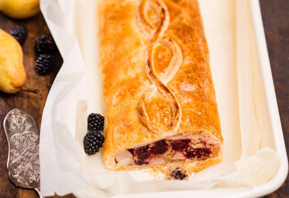 Birnen-Brombeerstrudel goldgelb gebacken in weißer Backform
