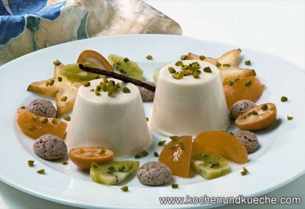 Panna cotta mit Kiwi, Kumquats und Marillen