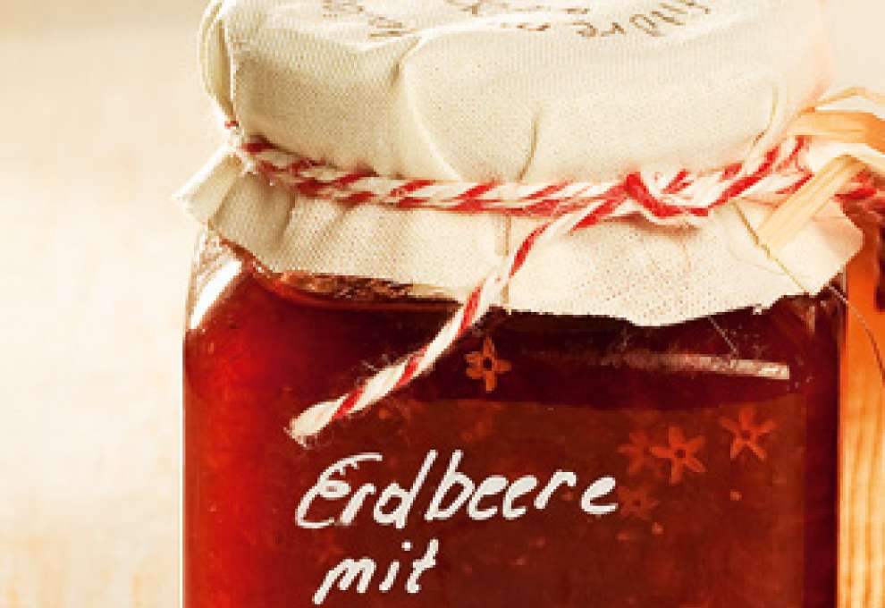 Erdbeerkonfitüre mit Holunderblüten
