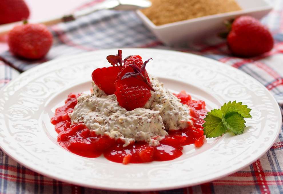 Amaranthcreme mit Erdbeersauce