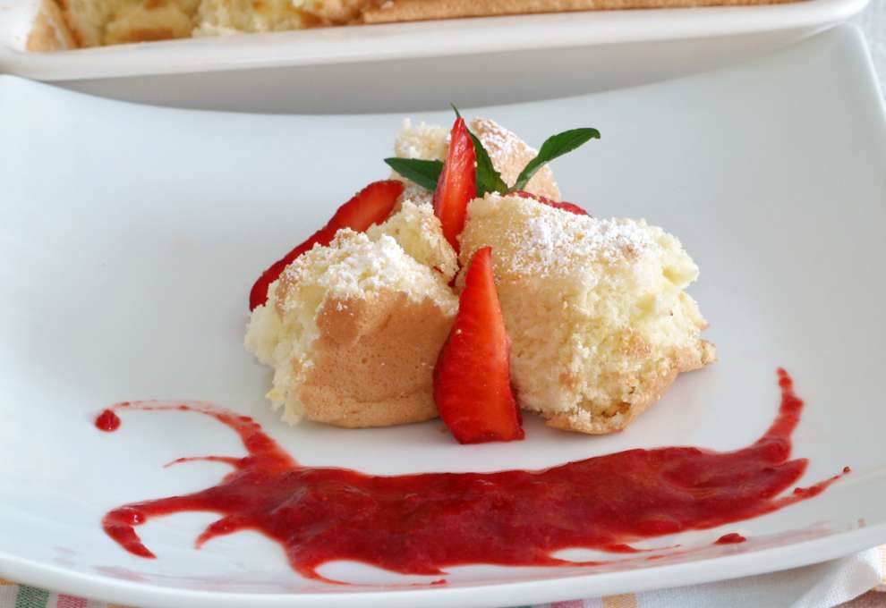 Biskuitnockerln mit Erdbeersauce