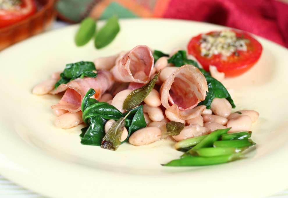 Bohnensalat mit Spinat und gebratenem Speck