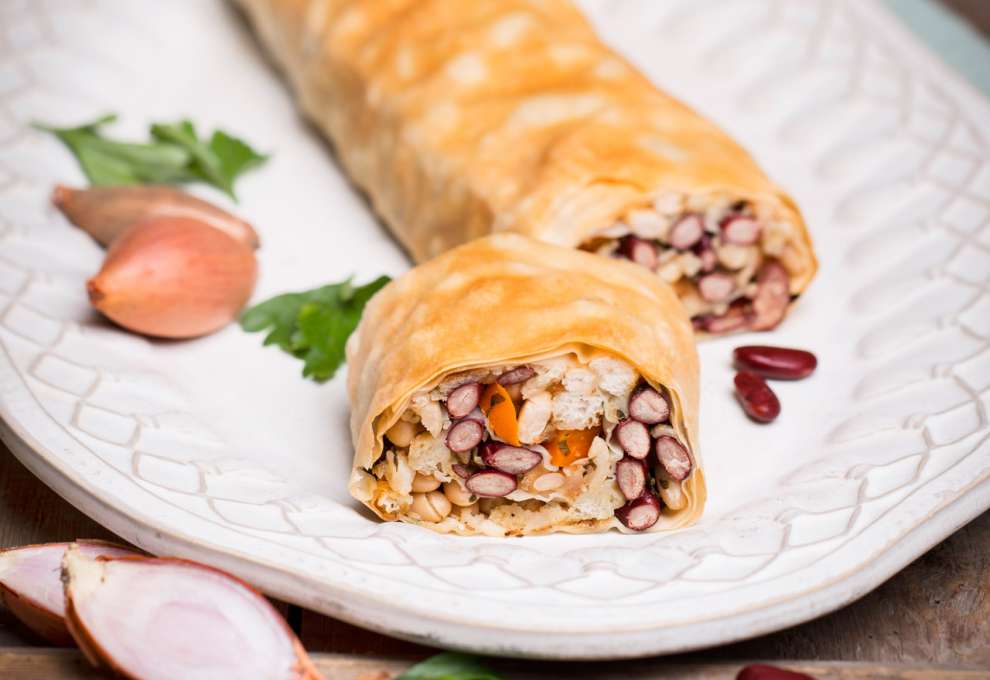 Bohnenstrudel mit Karotten und Semmelwürfeln