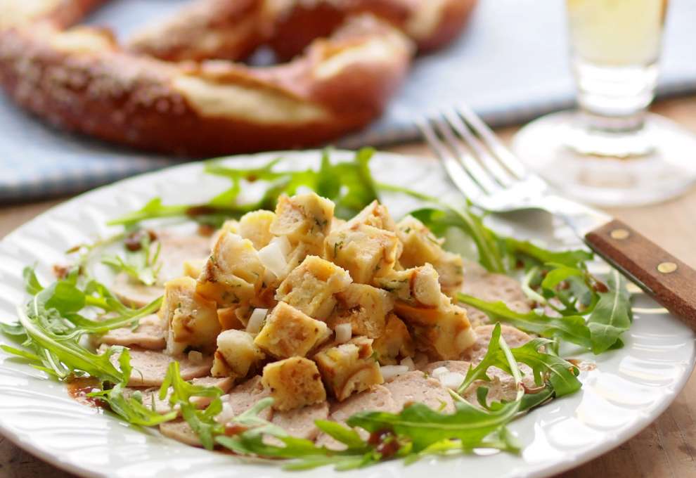 Carpaccio von der Weißwurst mit Bierbrez'n-Salat