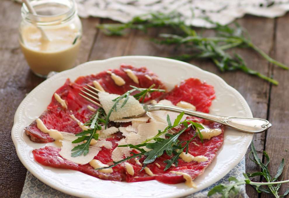 Carpaccio mit Mayonnaisesauce und Rucola