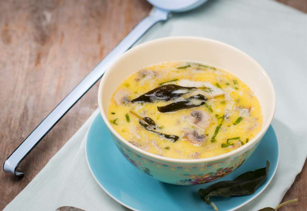 Champignon-Steinpilz-Suppe mit Salbei und Ziegenkäse