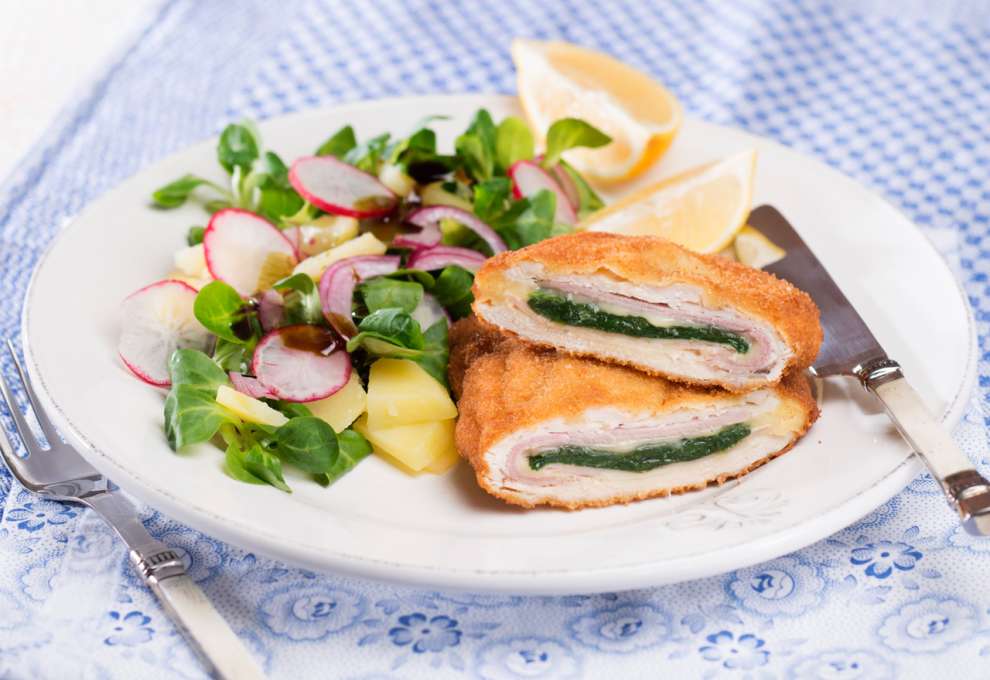 Paniertes Putenschnitzel mit Mangold-Schinken-Käse-Fülle und Erdäpfel-Vogerlsalat