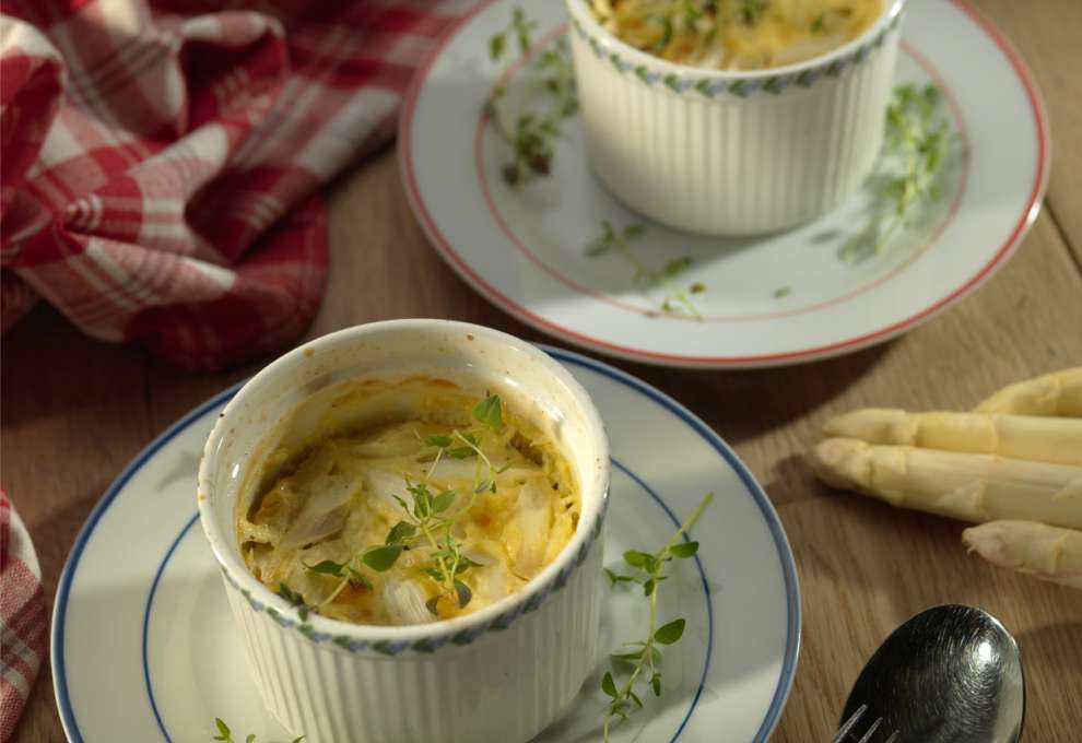 Crème brûlée mit weißem Spargel