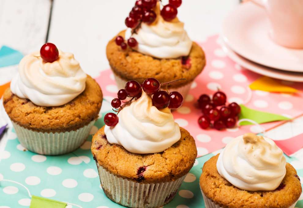 Cupcakes mit roten Ribiseln