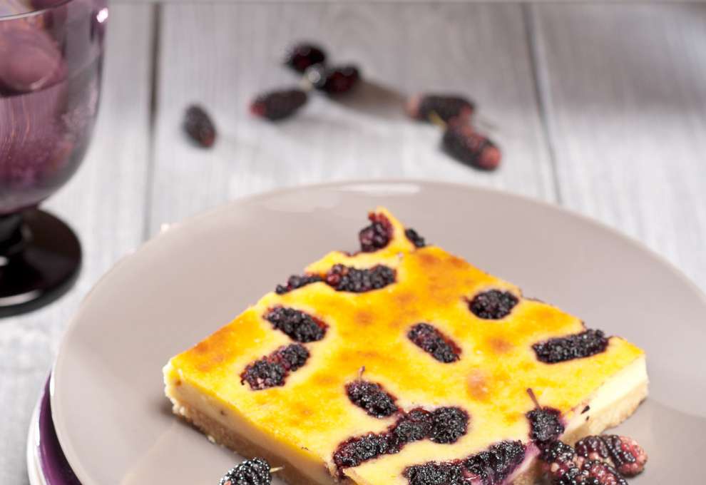 Dinkel-Blechkuchen mit Maulbeeren