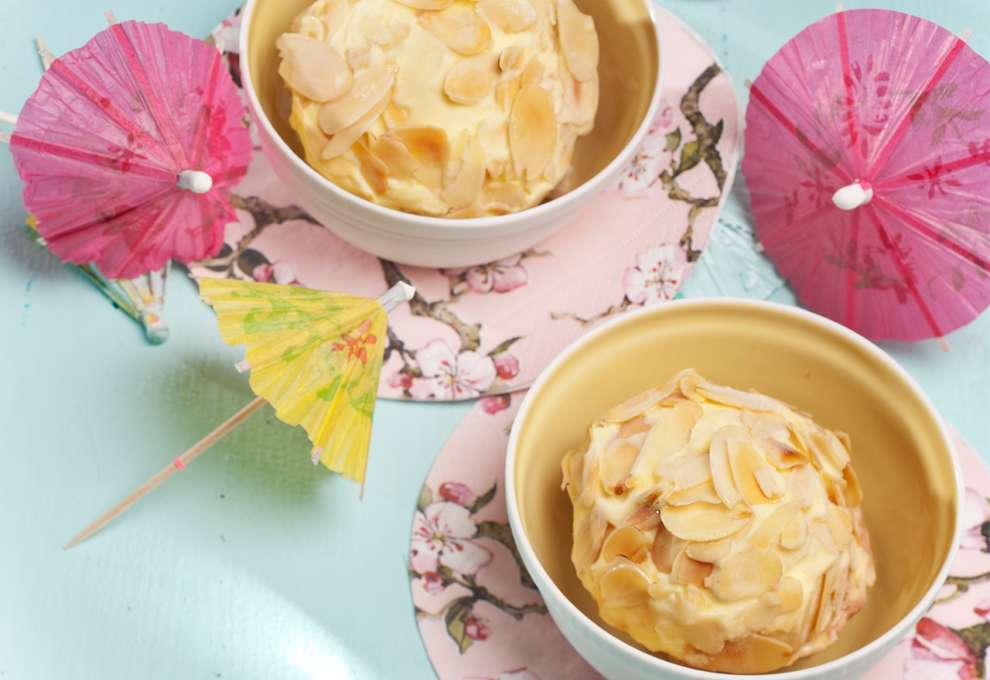 Eisknödel mit Kirschen gefüllt