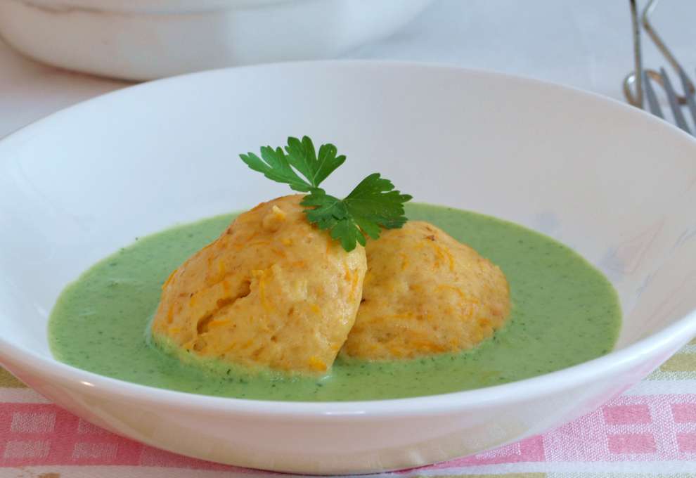 Erbsencremesuppe mit Topfen-Räucherforelle-Karotten-Knödeln