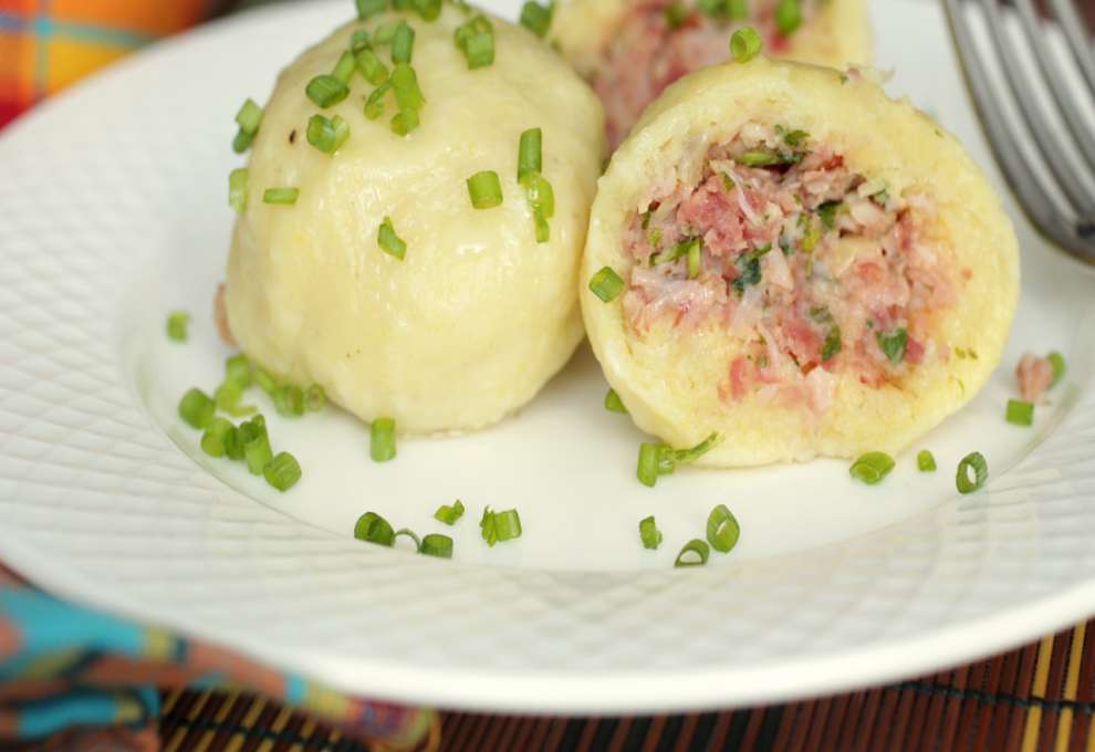 Erdäpfelknödel mit Selchfleischfülle