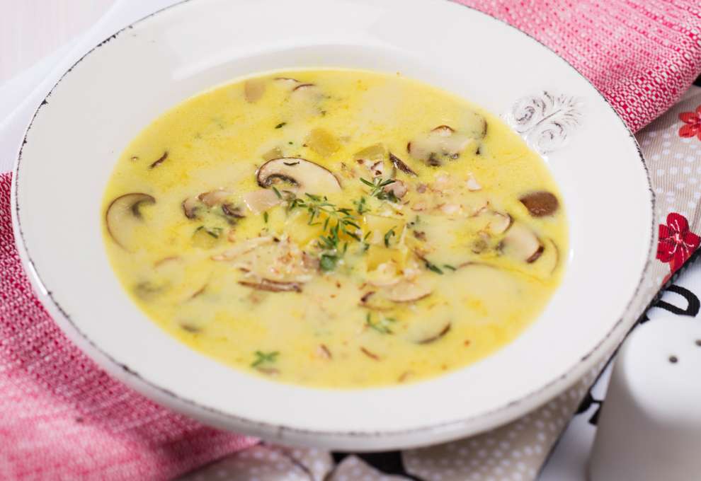 Erdäpfelsuppe mit Champignons und Haselnüssen