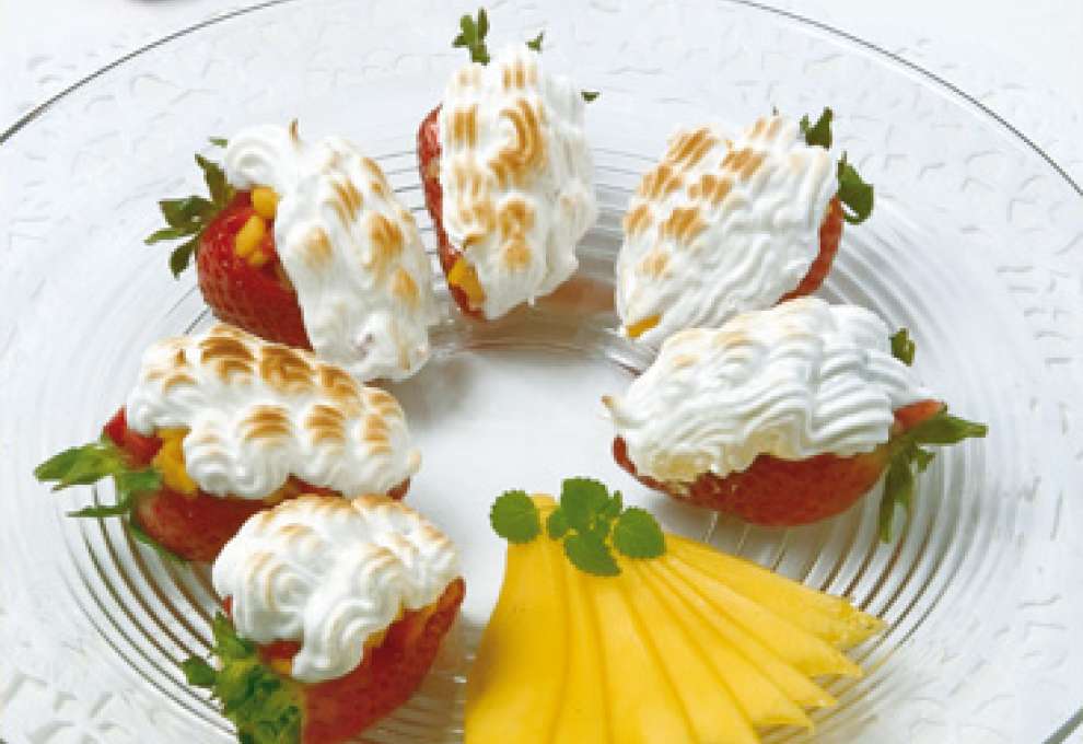 Gefüllte Erdbeeren mit Schneehaube