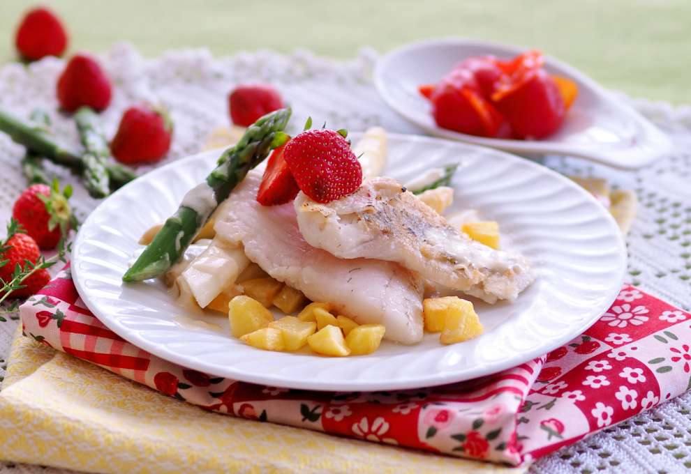 Gebratenes Zanderfilet mit Erdbeerhollandaise